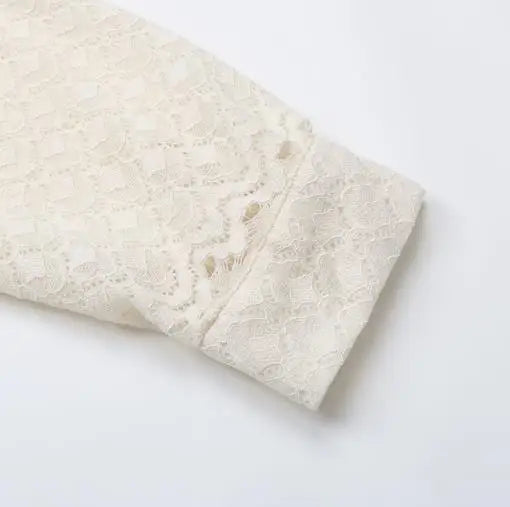 Elegante camicetta con top in pizzo e giunture