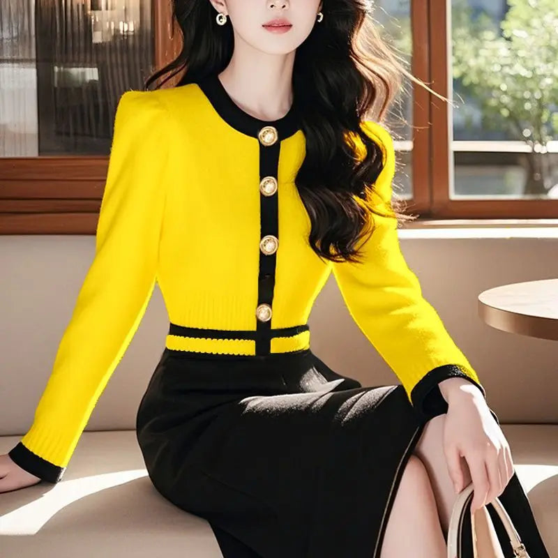 2025 Winter New Women's Clothing Rich Family Daughter Feeling Wear Small Fragrant White Knitted Sweater Slim Spring Autumn Top