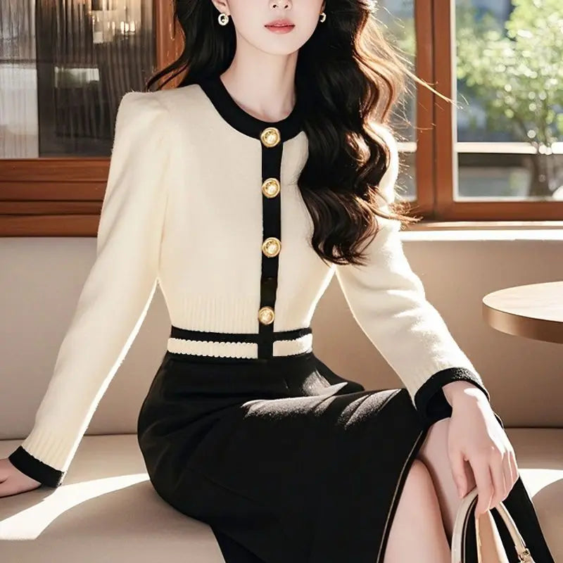 2025 Winter New Women's Clothing Rich Family Daughter Feeling Wear Small Fragrant White Knitted Sweater Slim Spring Autumn Top